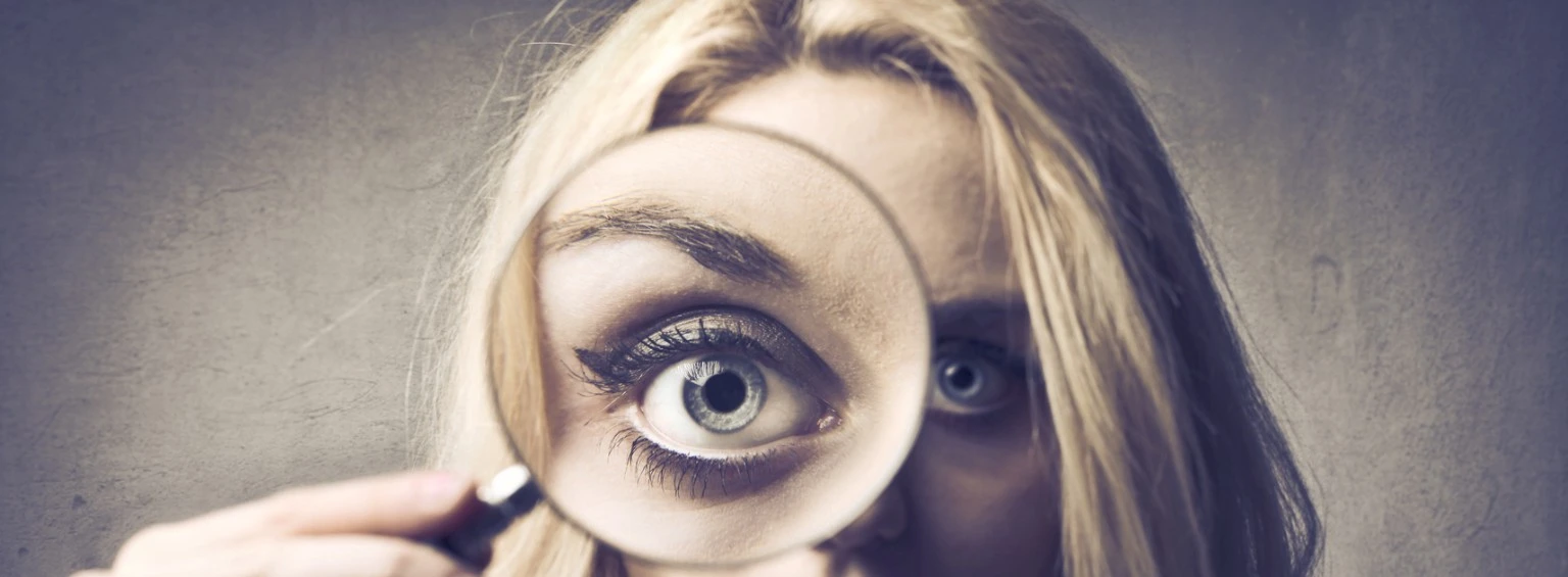 Una mirada ampliada por una lupa: observar de cerca para entender mejor